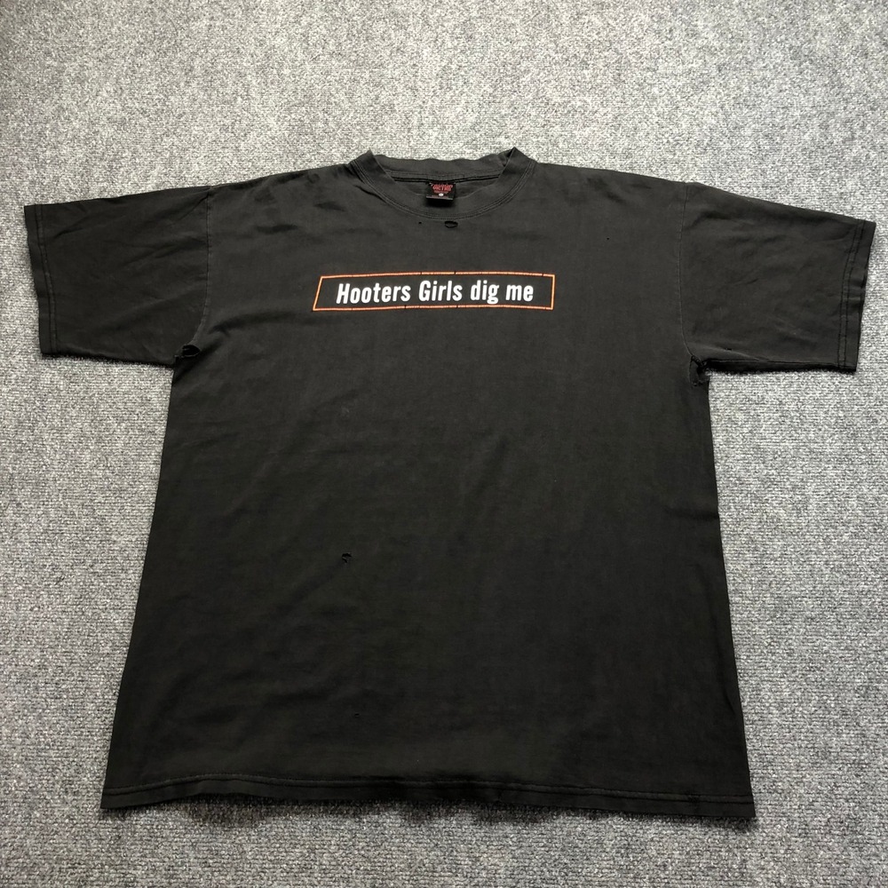 Vintage Fashion Victim Hooters Girls Dig Me Graphic T-Shirt XL Black Distressed